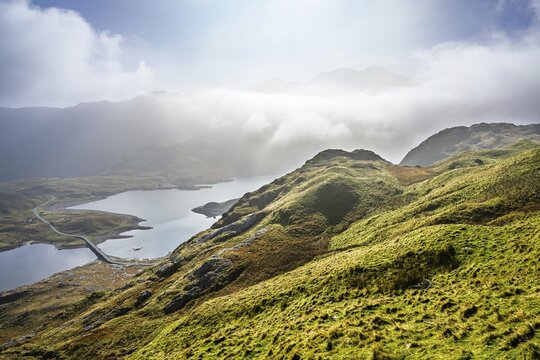 Pyg Track over Llyn Llydaw lake, Pen-y-Pass, mountain pass, Snowdonia, Gwynedd, north-west Wales, UK