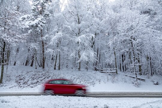 Car driving through snowy landscape, trees, winter, snow, Sieversen, Samtgemeinde Rosengarten, Lower Saxony, Germany