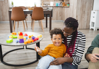 Obraz premium Joyful moments in a multi-racial family home