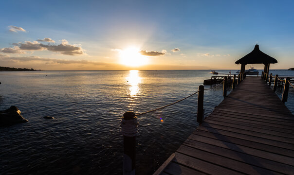 Coucher de soleil sur ponton mauricien 