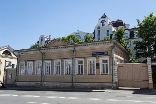 Pelageya Ketcher House, the House Museum of V.L. Pushkin, uncle of the great Russian poet A. S. Pushkin, 36 Staraya Basmannaya Street, a wooden mansion built in 1819 in the classical style. 