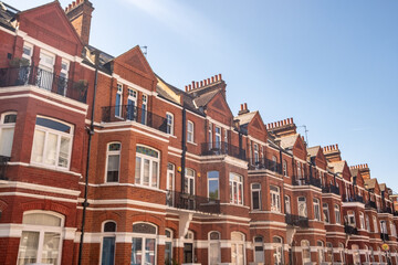 Obraz premium LONDON - upmarket Victorian terraced houses on residential street