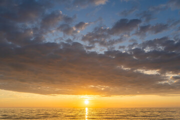 Fototapeta premium Beautiful sunset over the sea. Evening sea landscape.