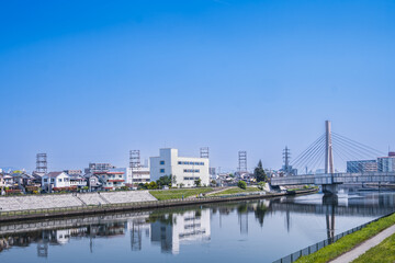 Obraz premium 都市の河川と橋の風景