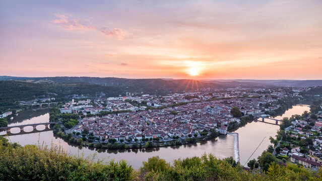 Vue panoramique de Cahors et de la boucle du Lot au coucher du soleil