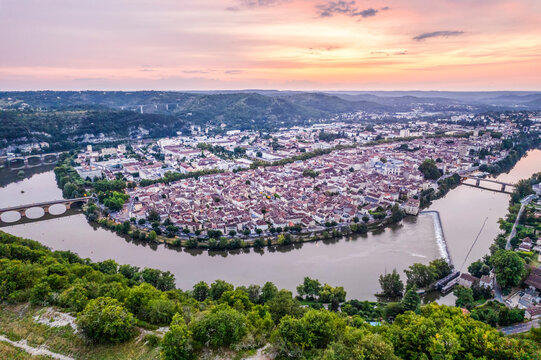 Vue panoramique de Cahors et de la boucle du Lot au coucher du soleil