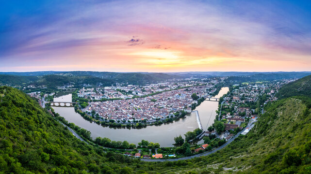 Vue panoramique de Cahors et de la boucle du Lot au coucher du soleil
