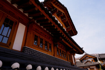 Obraz premium Traditional Korean hanok village houses with wooden architecture and tiled roofs