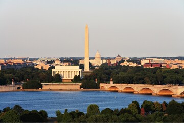 Obraz premium Panoramic view of Washington, DC featuring the Washington Monument, Lincoln Memorial, U.S. Capitol, and Arlington Memorial Bridge. Elevated perspective captures iconic landmarks along the National Mal