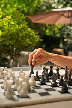 Gros plan sur la main d'un joueur d'&eacute;checs