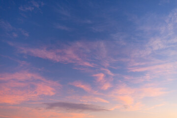 Fototapeta premium Vibrant Purple and Orange Sunset Sky,A breathtaking twilight sky featuring a beautiful gradient of vibrant purple, pink, and soft orange hues as the sun sets over the horizon, creating a peaceful and 