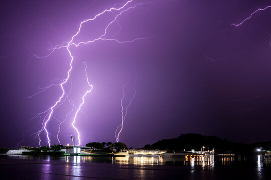 Lightning and thunder at Sun and Moon Shell Plaza in Zhuhai, Guangdong