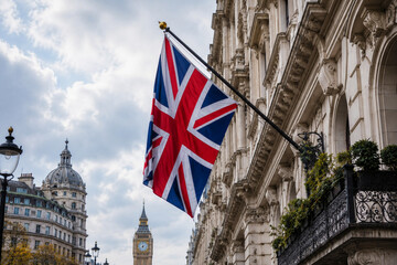 Obraz premium United Kingdom National Flag Displayed on Elegant Heritage Building in Central London