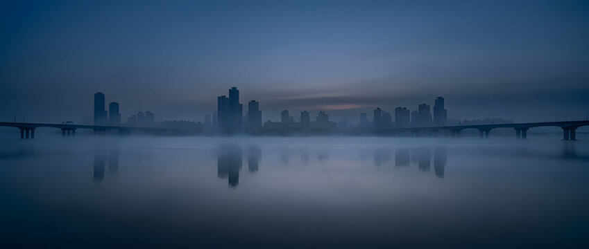Han River Bridge in Morning Fog &ndash; Panoramic Seoul Skyline at Blue Hour