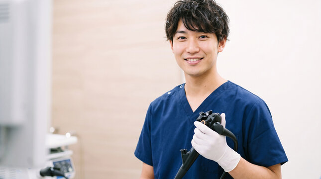 内視鏡を手にする男性医師のポートレート 大腸カメラや胃カメラの検査イメージ