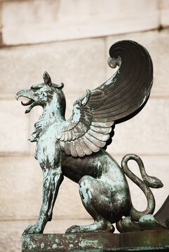 Eine Greif Skulptur vor dem Parlament in Wien.