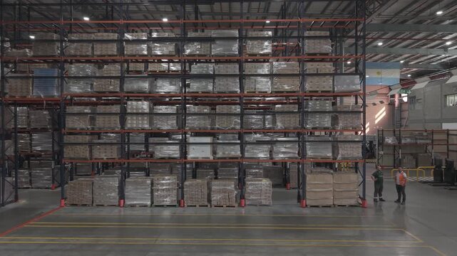 Enorme dep&oacute;sito industrial con cajas y stock almacenado, centro log&iacute;stico y almacenamiento de mercanc&iacute;as, footage industria, dep&oacute;sito, stock, mercanc&iacute;as