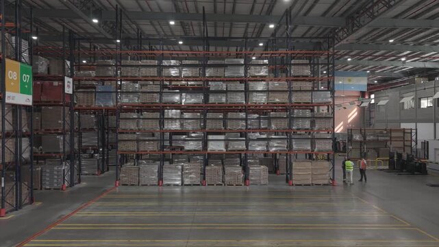 Enorme dep&oacute;sito industrial con cajas y stock almacenado, centro log&iacute;stico y almacenamiento de mercanc&iacute;as, footage industria, dep&oacute;sito, stock, mercanc&iacute;as