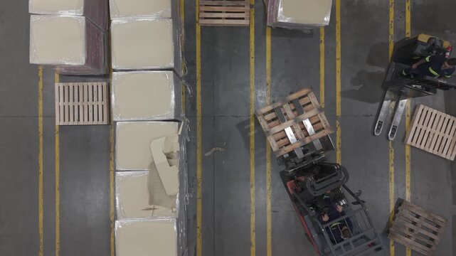 Maquinaria elevadora moviendo cajas en dep&oacute;sito de stock industrial, sistema log&iacute;stico y almacenamiento automatizado