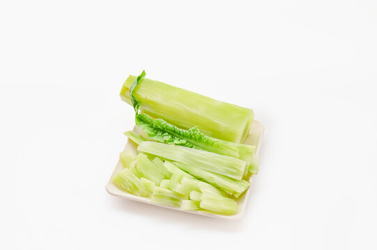 皮を剥いてカットした茎レタス