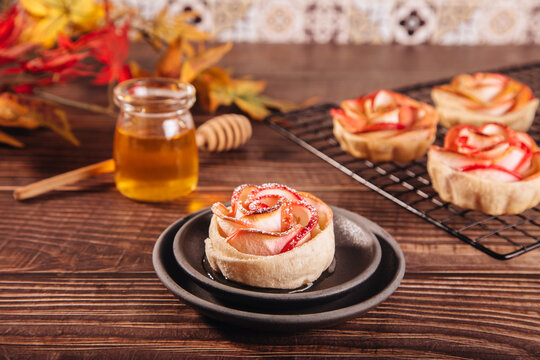 Rose-shaped apple dessert with honey
