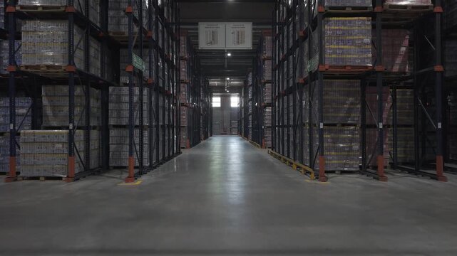 Enorme dep&oacute;sito industrial con cajas y stock almacenado, centro log&iacute;stico y almacenamiento de mercanc&iacute;as, footage industria, dep&oacute;sito, stock, mercanc&iacute;as