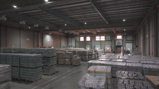 Enorme dep&oacute;sito industrial con cajas y stock almacenado, centro log&iacute;stico y almacenamiento de mercanc&iacute;as, footage industria, dep&oacute;sito, stock, mercanc&iacute;as