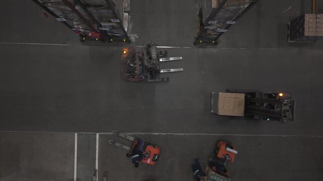 Maquinaria elevadora moviendo cajas en dep&oacute;sito de stock industrial, sistema log&iacute;stico y almacenamiento automatizado