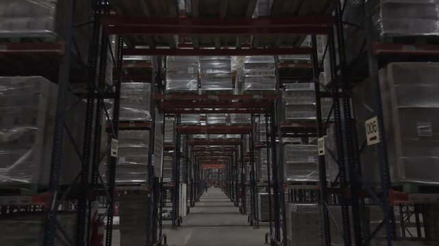 Enorme dep&oacute;sito industrial con cajas y stock almacenado, centro log&iacute;stico y almacenamiento de mercanc&iacute;as, footage industria, dep&oacute;sito, stock, mercanc&iacute;as