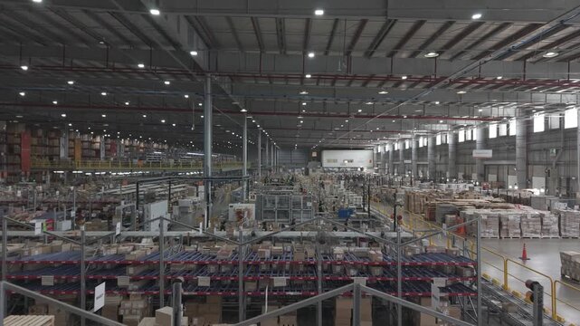 Enorme dep&oacute;sito industrial con cajas y stock almacenado, centro log&iacute;stico y almacenamiento de mercanc&iacute;as, footage industria, dep&oacute;sito, stock, mercanc&iacute;as