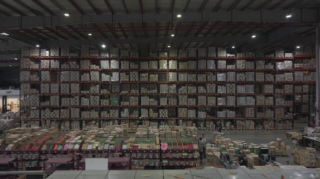 Enorme dep&oacute;sito industrial con cajas y stock almacenado, centro log&iacute;stico y almacenamiento de mercanc&iacute;as, footage industria, dep&oacute;sito, stock, mercanc&iacute;as