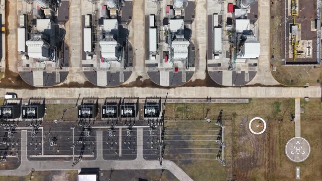 Central el&eacute;ctrica en funcionamiento vista a&eacute;rea de dron, industria energ&eacute;tica y producci&oacute;n de electricidad de d&iacute;a