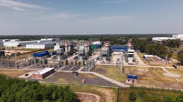 Central el&eacute;ctrica en funcionamiento vista a&eacute;rea de dron, industria energ&eacute;tica y producci&oacute;n de electricidad de d&iacute;a