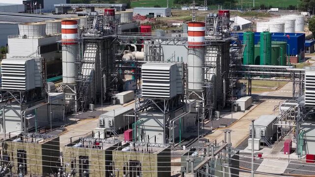 Central el&eacute;ctrica en funcionamiento vista a&eacute;rea de dron, industria energ&eacute;tica y producci&oacute;n de electricidad de d&iacute;a