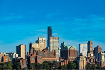 Fototapeta premium Urban cityscape featuring various tall buildings and skyscrapers in Brooklyn with diverse architectural designs and prominent towers rising high into the horizon.