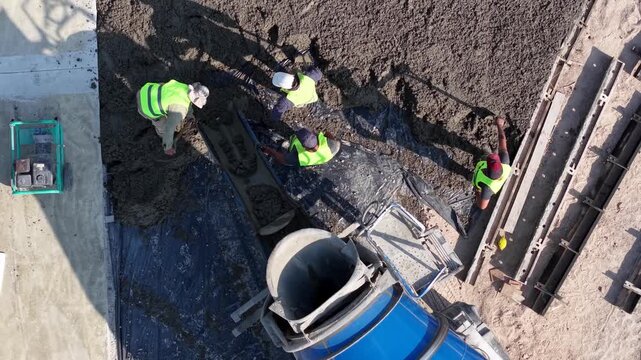 Obreros pavimentando una calle, construcci&oacute;n de asfalto y trabajo urbano de infraestructura
