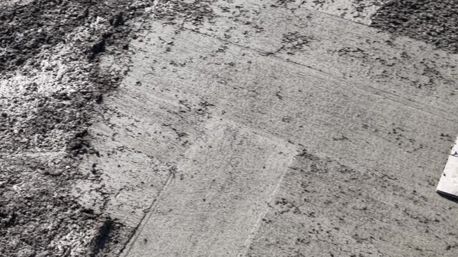 Obreros pavimentando una calle, construcci&oacute;n de asfalto y trabajo urbano de infraestructura
