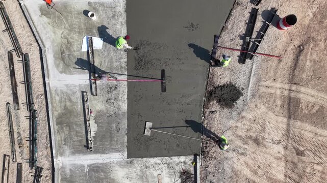 Obreros pavimentando una calle, construcci&oacute;n de asfalto y trabajo urbano de infraestructura