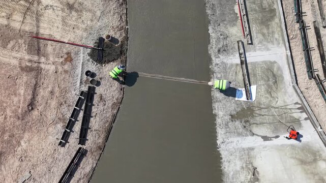 Obreros pavimentando una calle, construcci&oacute;n de asfalto y trabajo urbano de infraestructura