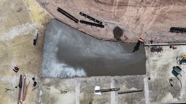 Obreros pavimentando una calle, construcci&oacute;n de asfalto y trabajo urbano de infraestructura