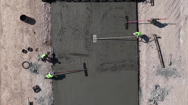 Obreros pavimentando una calle, construcci&oacute;n de asfalto y trabajo urbano de infraestructura