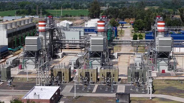 Central el&eacute;ctrica en funcionamiento vista a&eacute;rea de dron, industria energ&eacute;tica y producci&oacute;n de electricidad de d&iacute;a