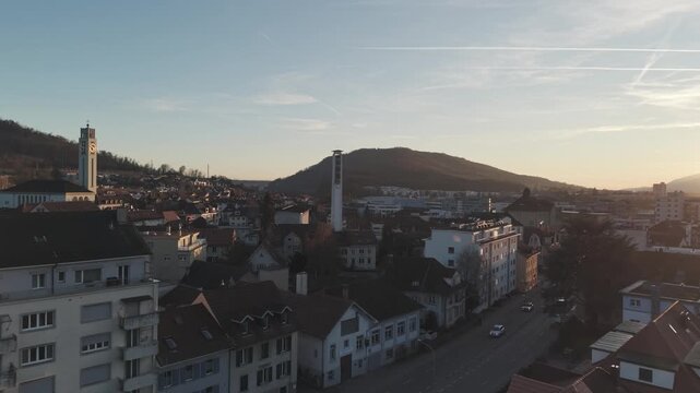 Kirchturm in st&auml;dtischer Abendstimmung