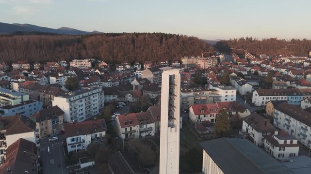 Kirchturm in st&auml;dtischer Abendstimmung