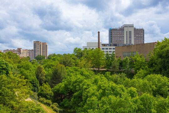 Parque de Vallparad&iacute;s en la ciudad de Terrassa. Zona verde en una ciudad industrial.