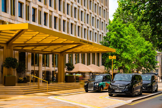 The Chancery Rosewood Landmark Hotel, Black Cab Taxi, Mercedes-Benz Vito, Grosvenor Square, Mayfair, London, England, UK - June 2026