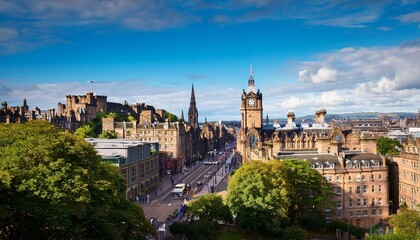 Obraz premium scenic view of central princes street and edinburgh old town scotalnd