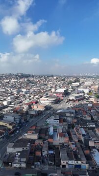 Vista panor&acirc;mica a&eacute;rea de Suzano, no Alto Tiet&ecirc; paulista, com bairro residencial, ruas conectadas, &aacute;reas comerciais, galp&otilde;es e urbaniza&ccedil;&atilde;o em constante expans&atilde;o.