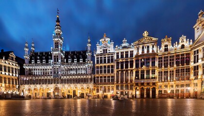 Fototapeta premium facade of the typical buildings on grand place in brussels by night belgium