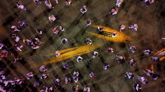 Multitud bailando chacarera y folclore en fiesta gaucha vistos desde el aire, tradici&oacute;n argentina y turismo cultural